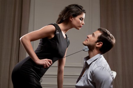 femme qui domine un homme