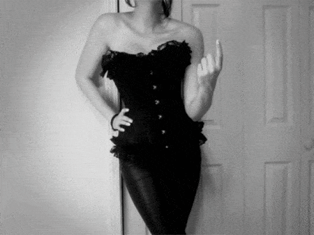 GIF femdom : maîtresse en corset noir