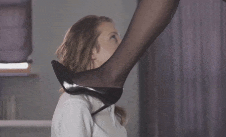 GIF femdom : domination aux talons aiguilles